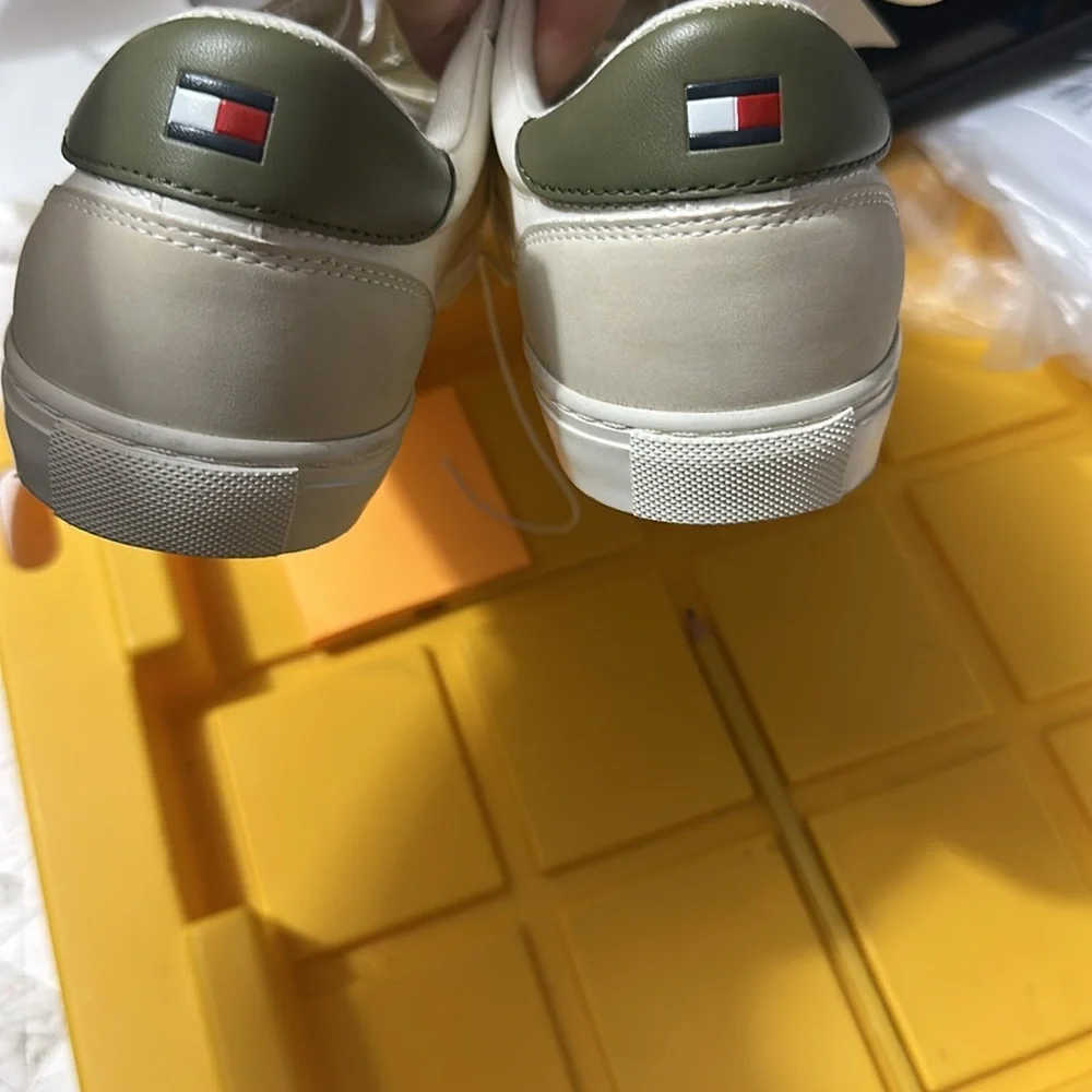 Tommy Hilfiger Women's Loliene Sneaker Color Light Grey Multi, Size 11